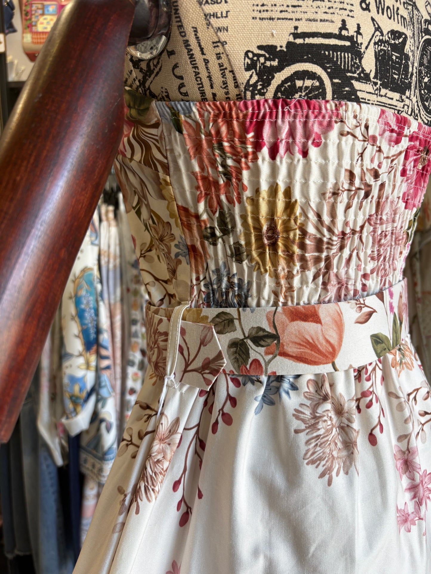 Vestito Midi Floreale in Cotone Bianco – Eleganza Rétro e Fascino Romantico