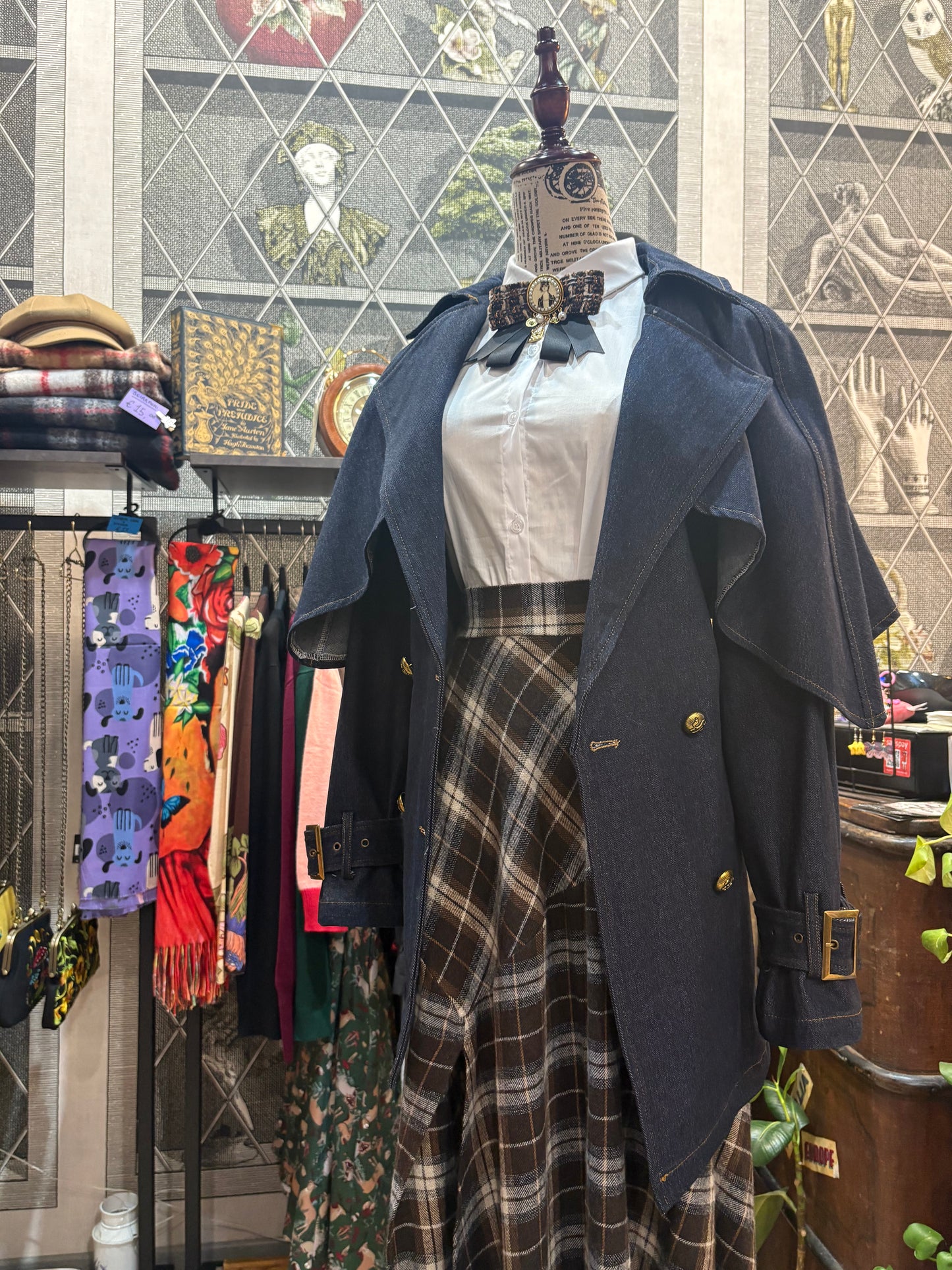 Trench coat in denim con mantellina