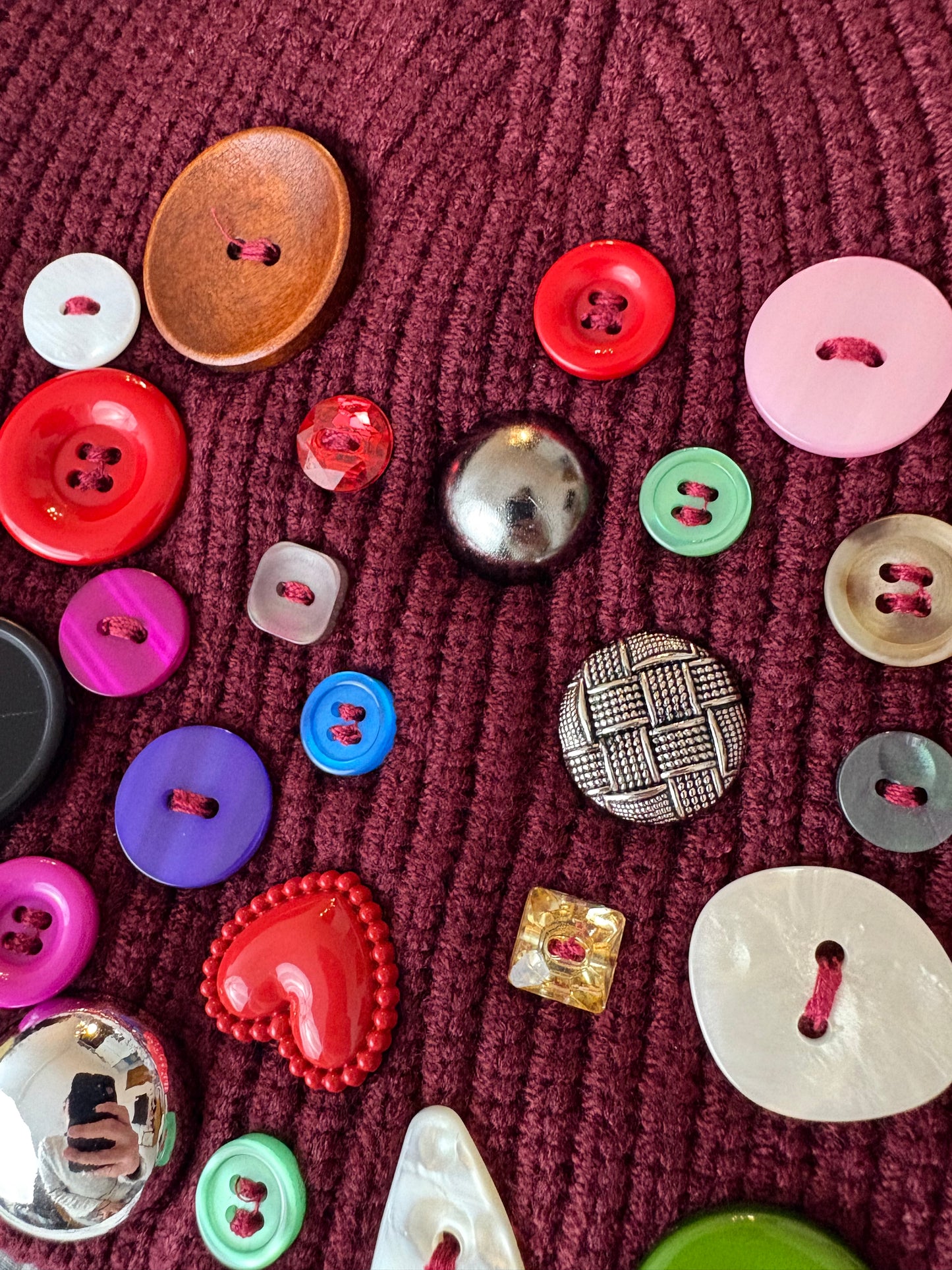 Berretto a costine con bottoni in 3 colori