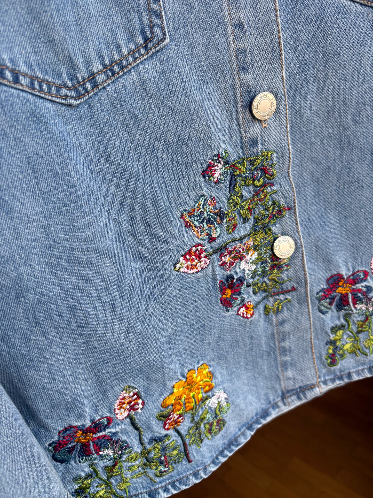 Camicia Denim Wildflower con ricami floreali