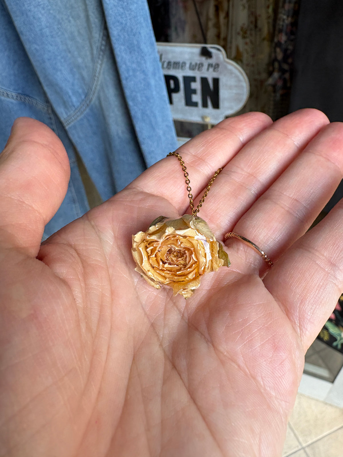 Collana "Rosa Eterna" – Bocciolo di Vera Rosa in Resina e Acciaio Inossidabile