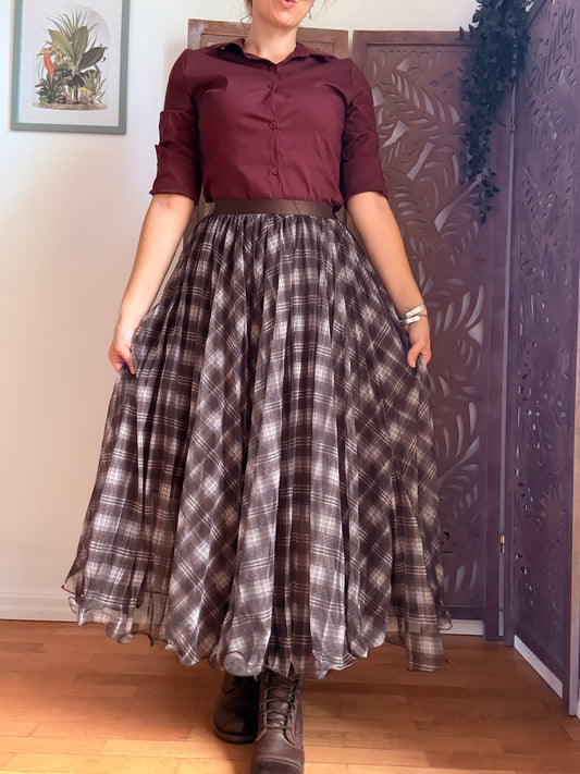 Gonna lunga in tulle tartan marrone con orlo a onde