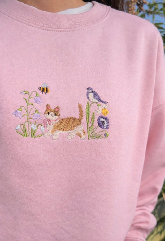 Felpa Girocollo in Cotone “Kitty Garden" Rosa con Ricamo Handmade