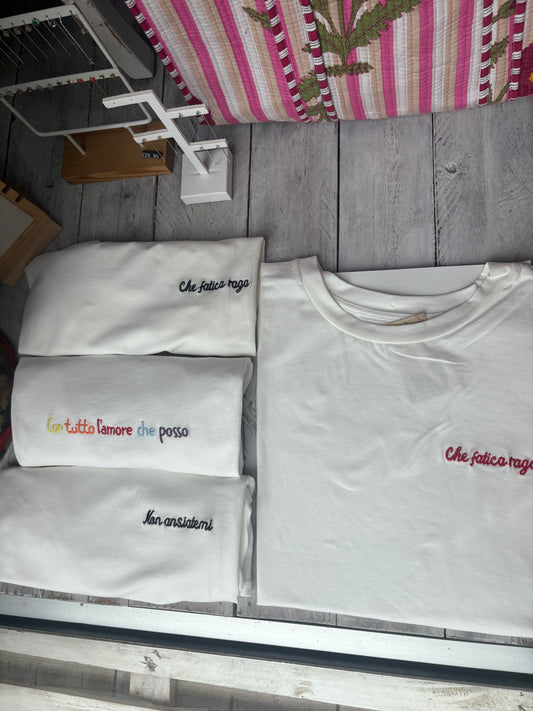 T-shirt bianche in cotone con scritte ricamate