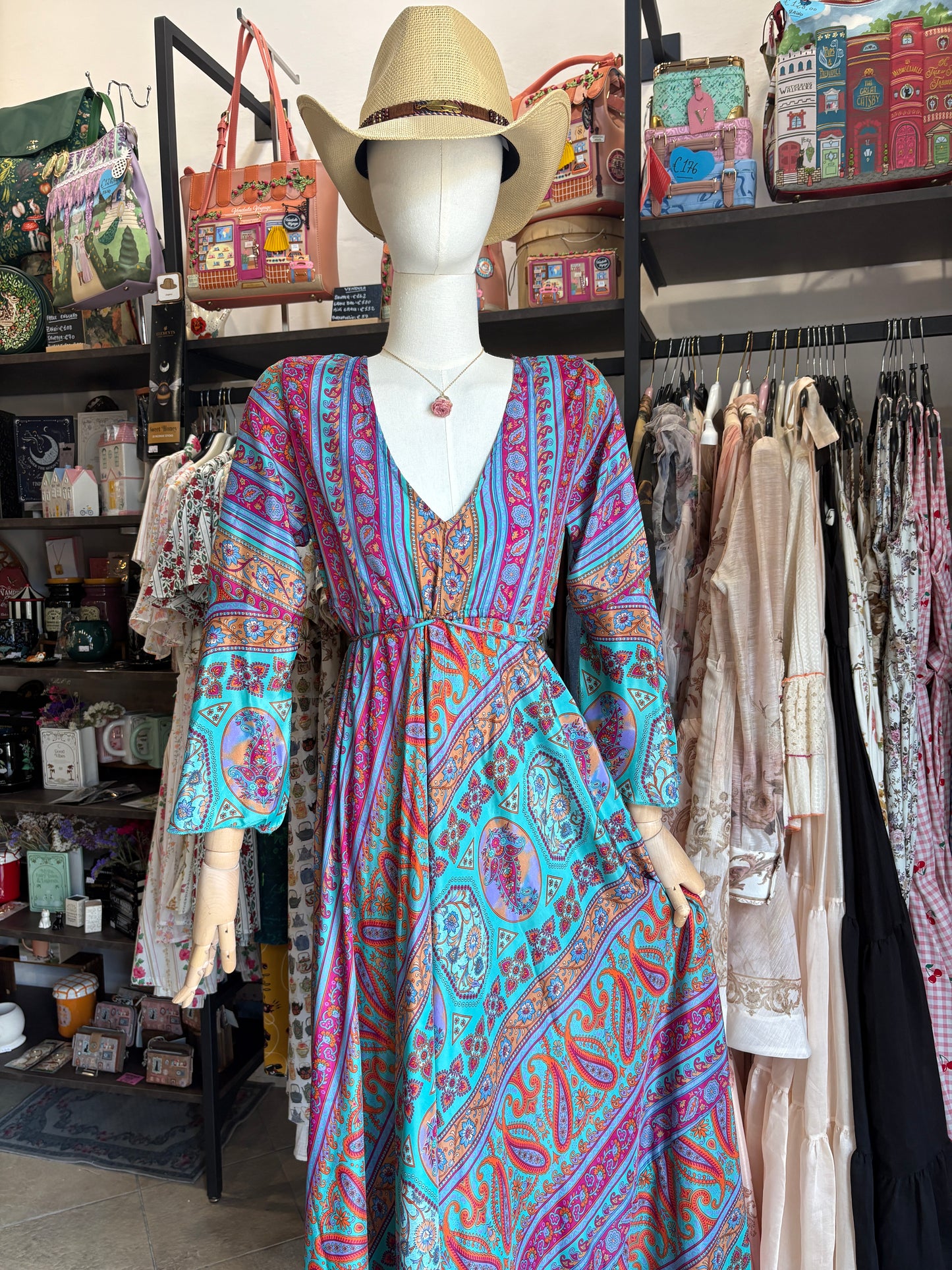 Abito Lungo Stile Indiano Boho-Chic – Vestito Maxi con Schiena Scoperta e Maniche a Campana (Disponibile in 3 Varianti Colore)