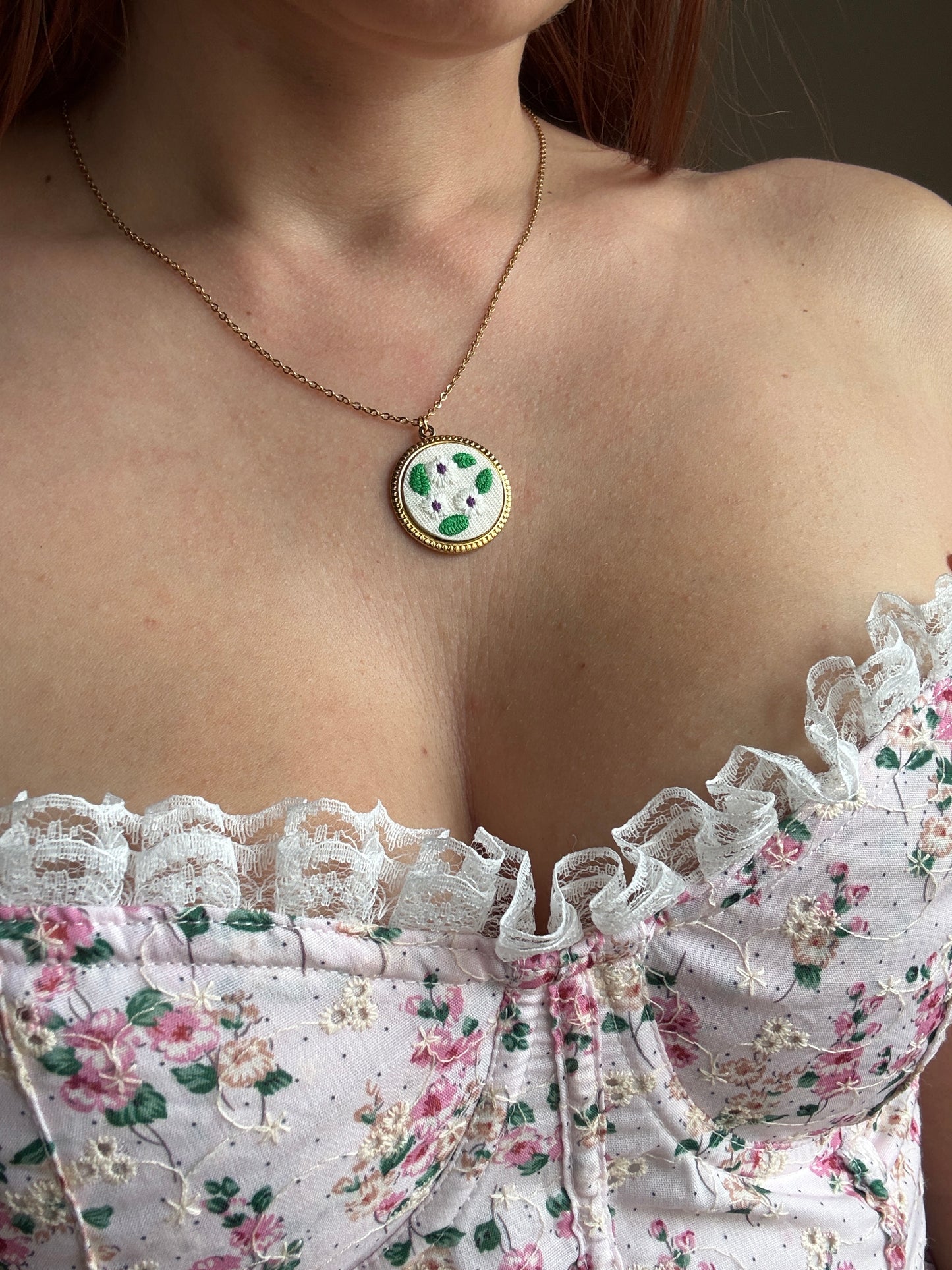 Collezione Embroidery: Collane CottageCore in Acciaio Inossidabile con Ciondoli Ricamati