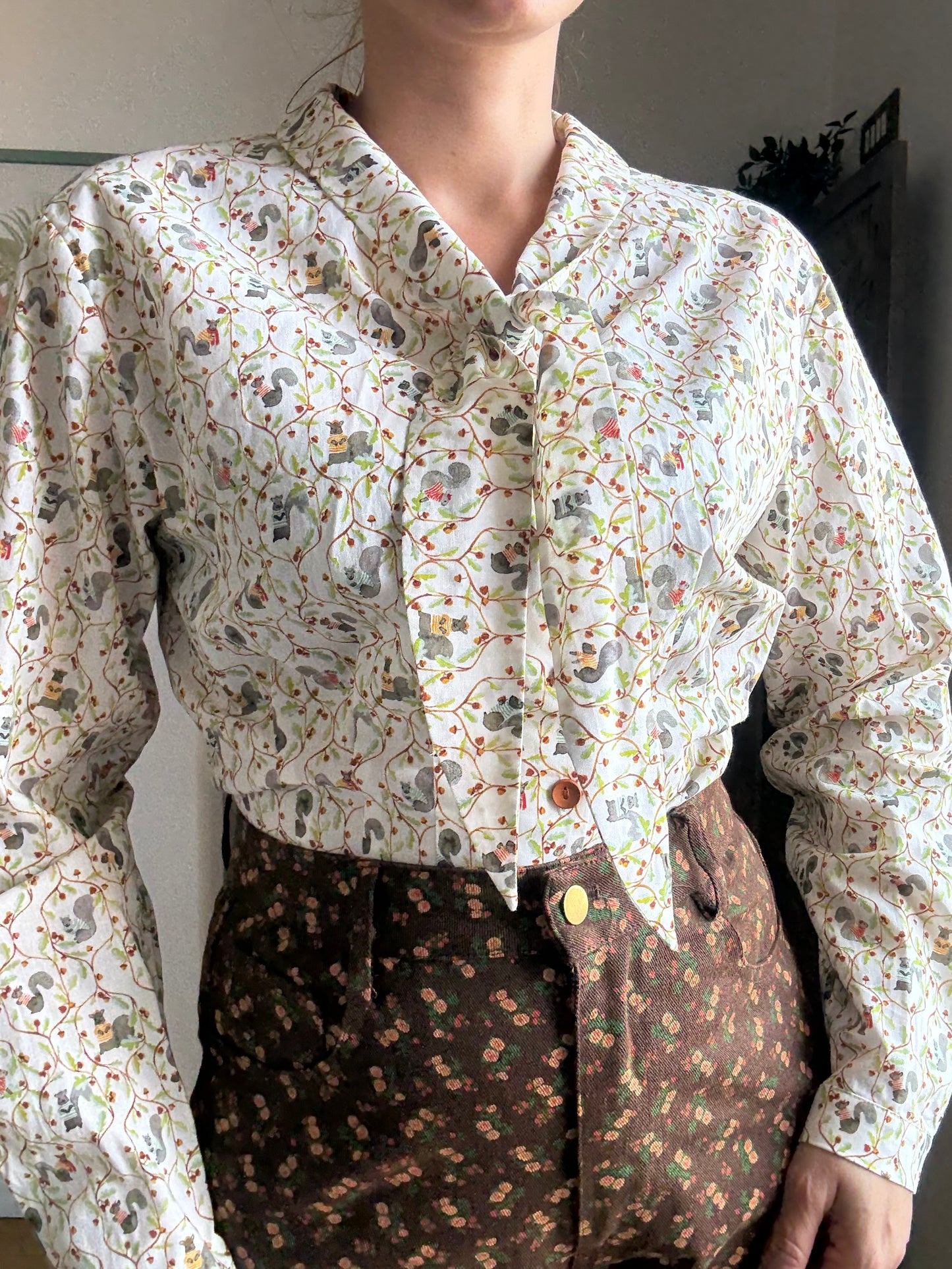 Camicetta retrò inglese in cotone con fiocco al collo French Squirrels