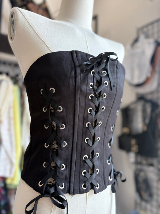 Top Corsetto Stringato Nero con Dettagli in Pizzo