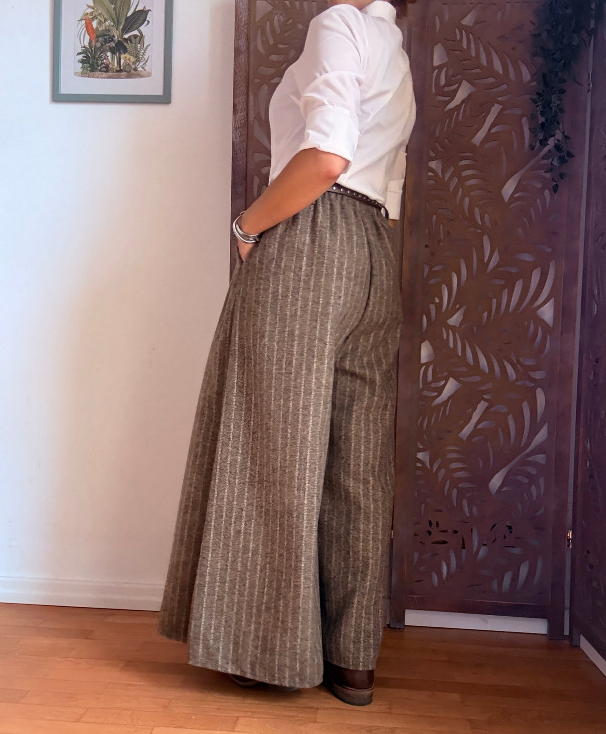 Pantaloni palazzo gessati extra ampi con cintura borchiata - In 2 Colori