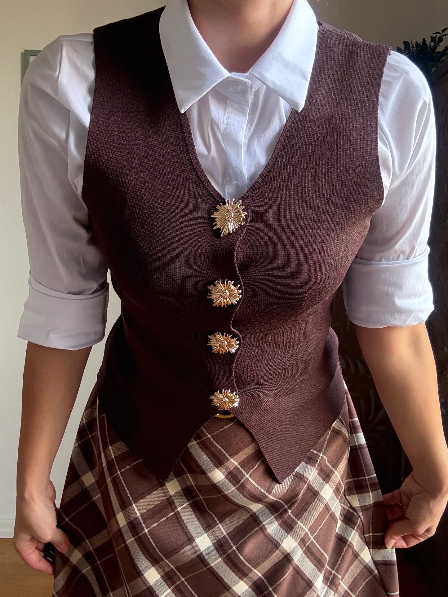 Gilet color cioccolato in maglia con bottoni gioiello oro
