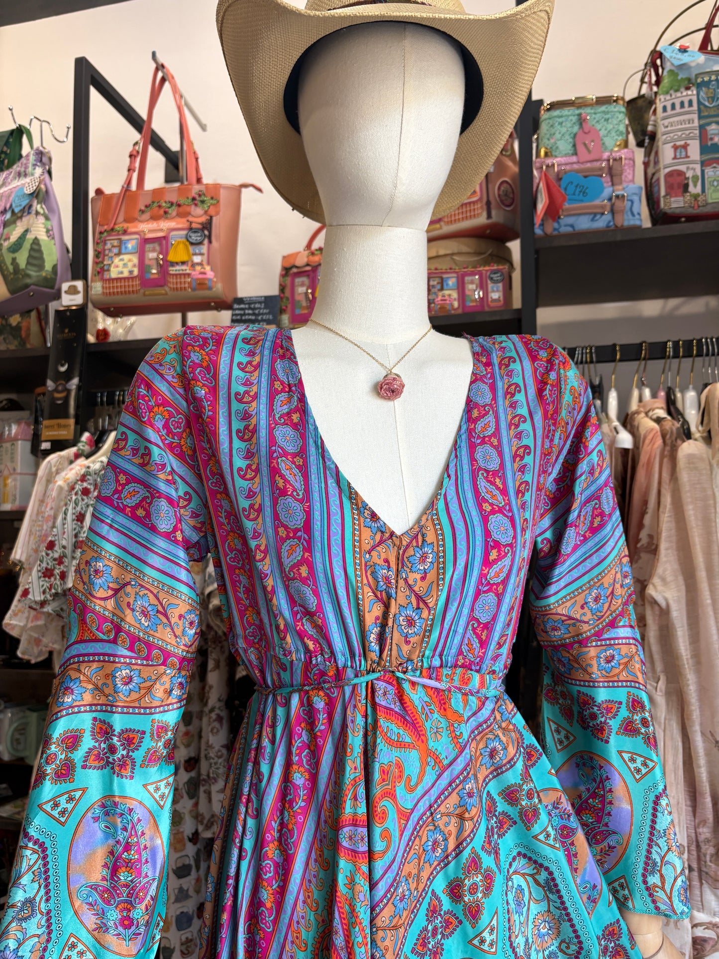 Abito Lungo Stile Indiano Boho-Chic – Vestito Maxi con Schiena Scoperta e Maniche a Campana (Disponibile in 3 Varianti Colore)