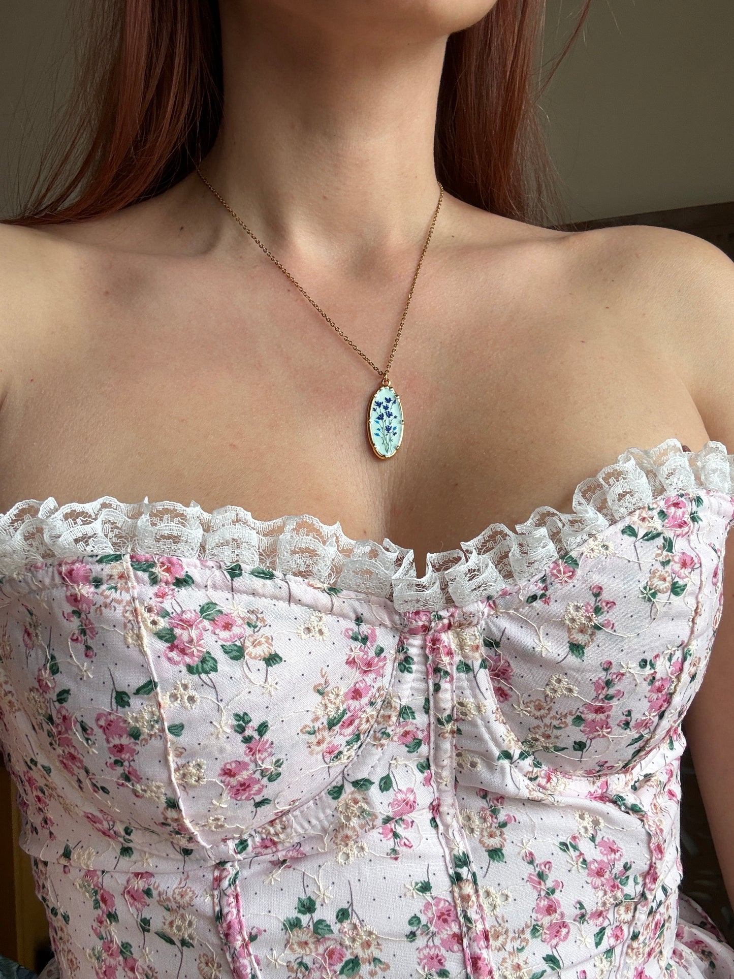 Collezione Miniature Romantiche: Collane in Acciaio Gold con Pendenti Illustrati