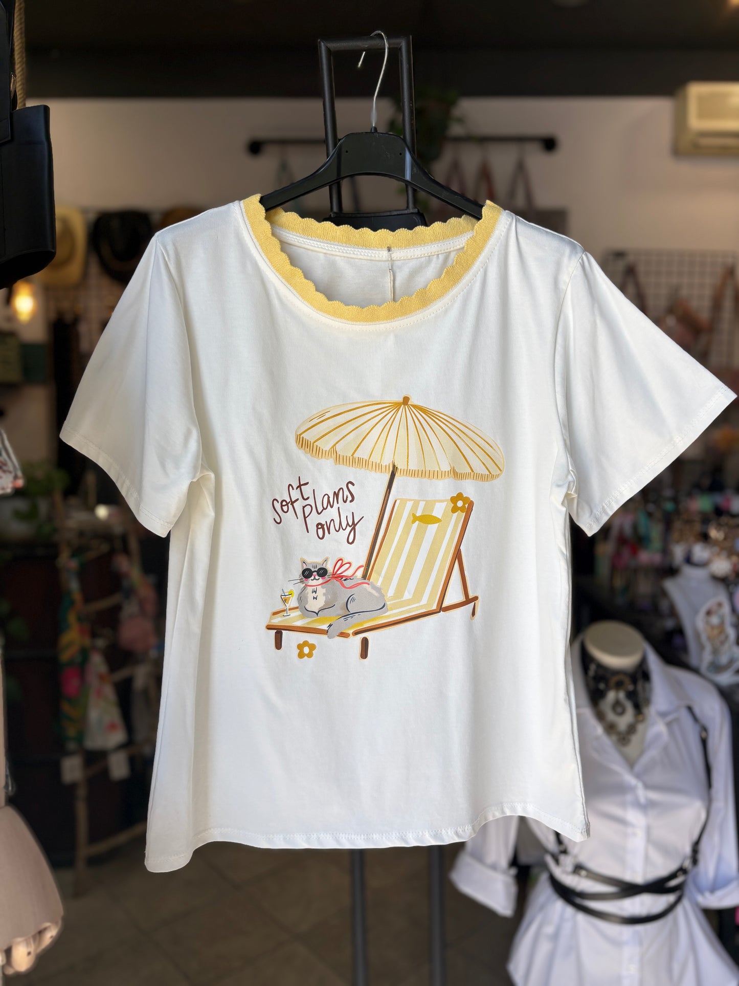 T-shirt Bianca con Bulldog Francese/Bassotto/Gatto con Colletto Smerlato Colorato