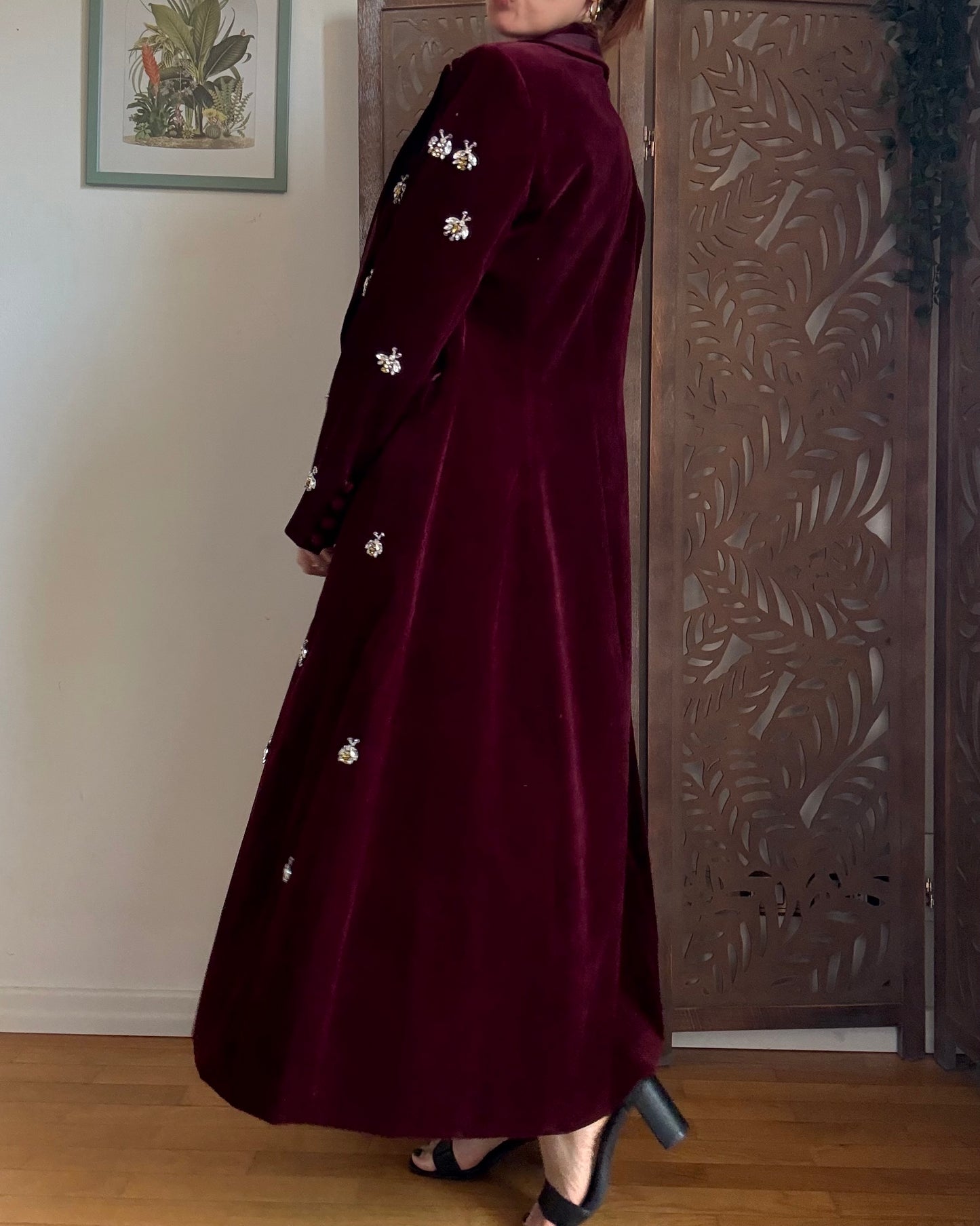 Cappotto lungo bordeaux aderente in vita con dettagli gioiello