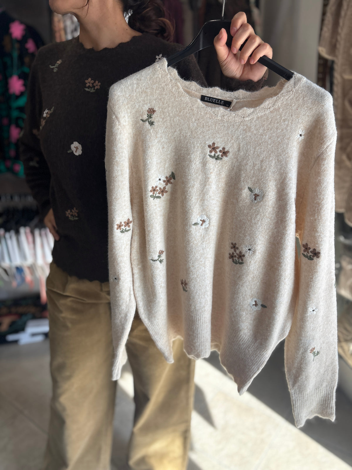 Maglioncino Soft Touch con ricami floreali e bordi ondulati - In più colori