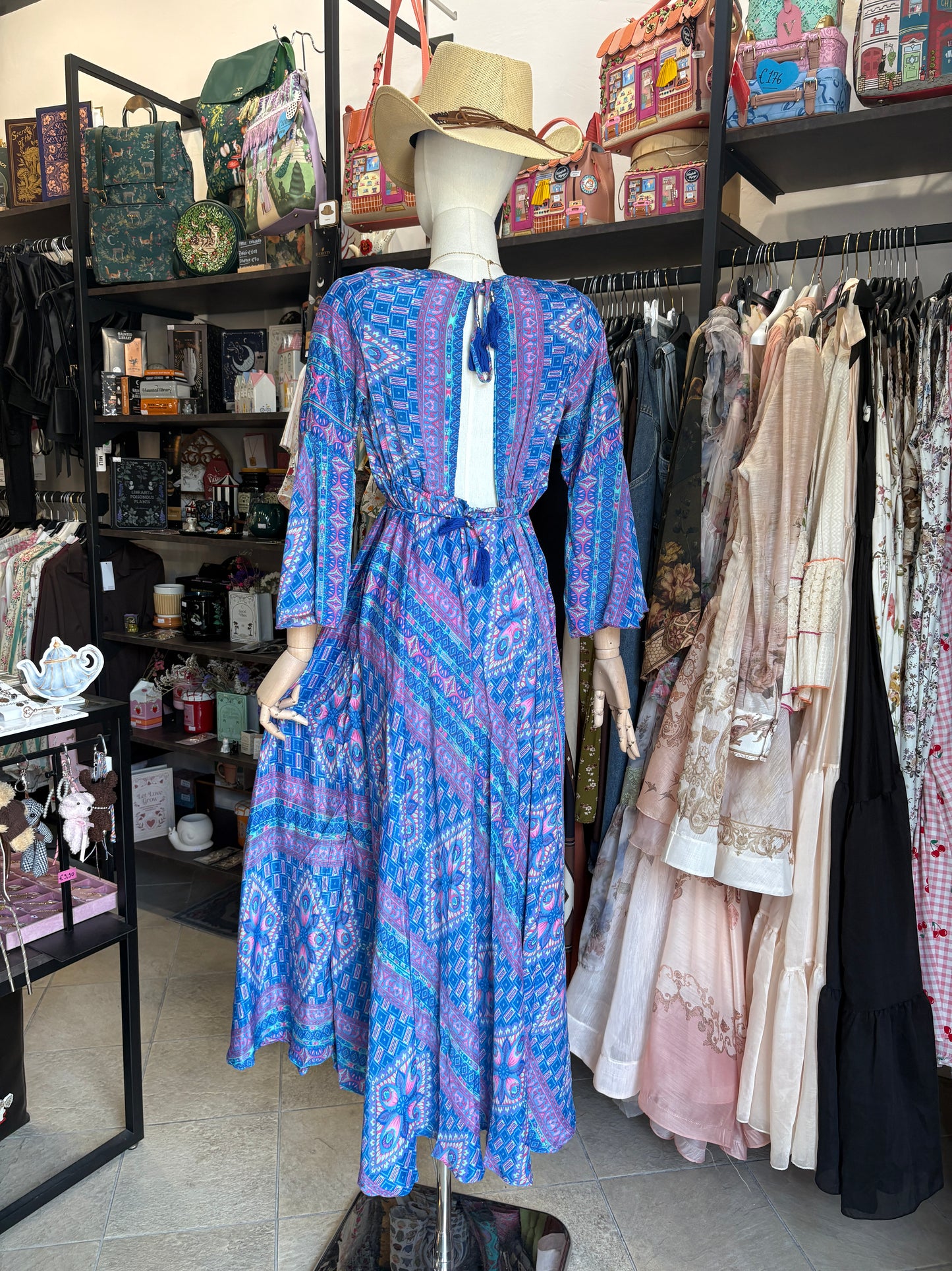 Abito Lungo Stile Indiano Boho-Chic – Vestito Maxi con Schiena Scoperta e Maniche a Campana (Disponibile in 3 Varianti Colore)