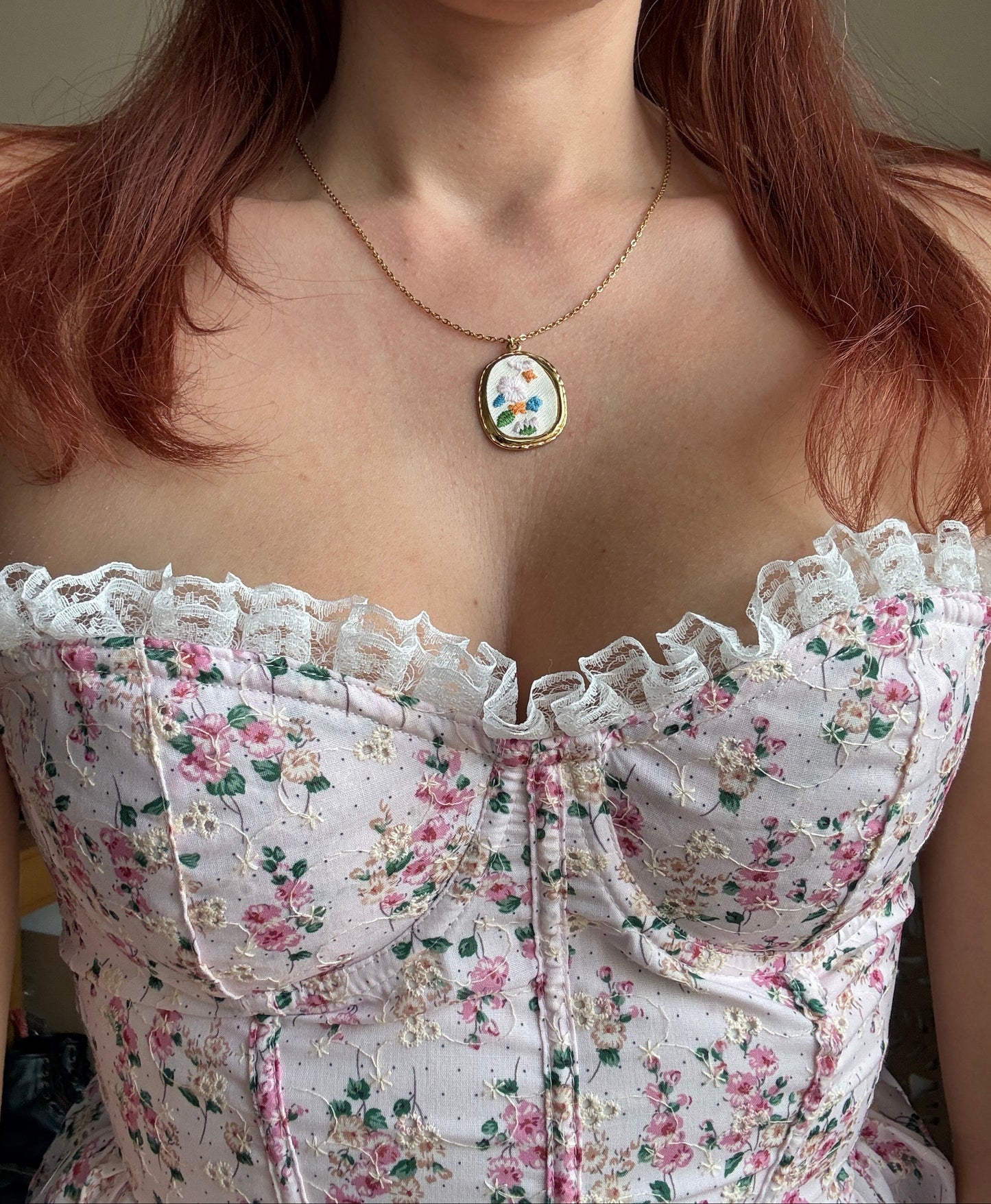 Collezione Embroidery: Collane CottageCore in Acciaio Inossidabile con Ciondoli Ricamati