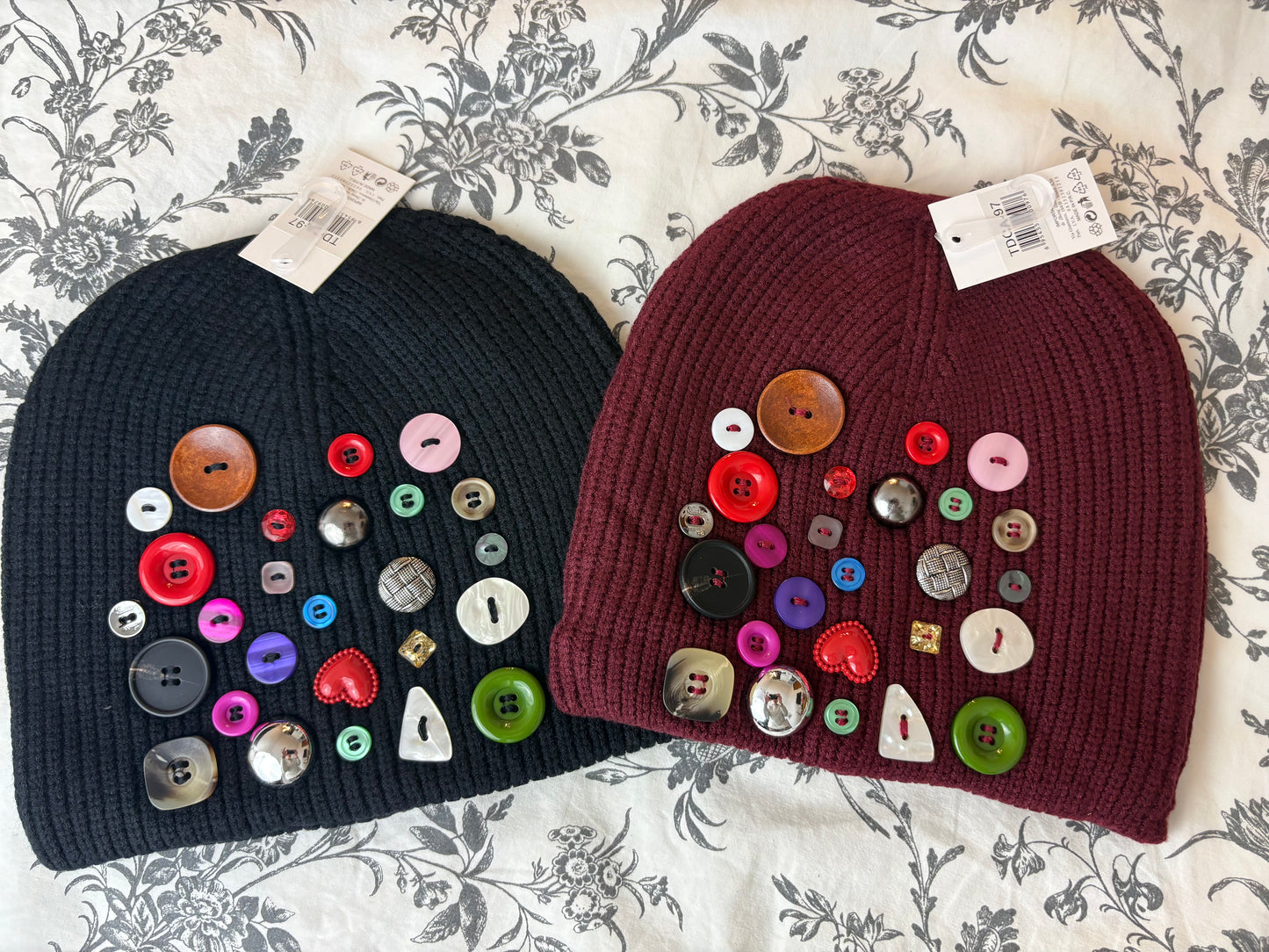 Berretto a costine con bottoni in 3 colori