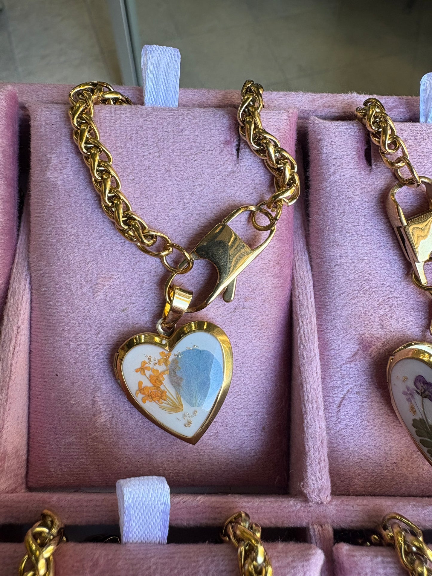Collana in acciaio inossidabile color oro con ciondolo cuore apribile con fiori essiccati