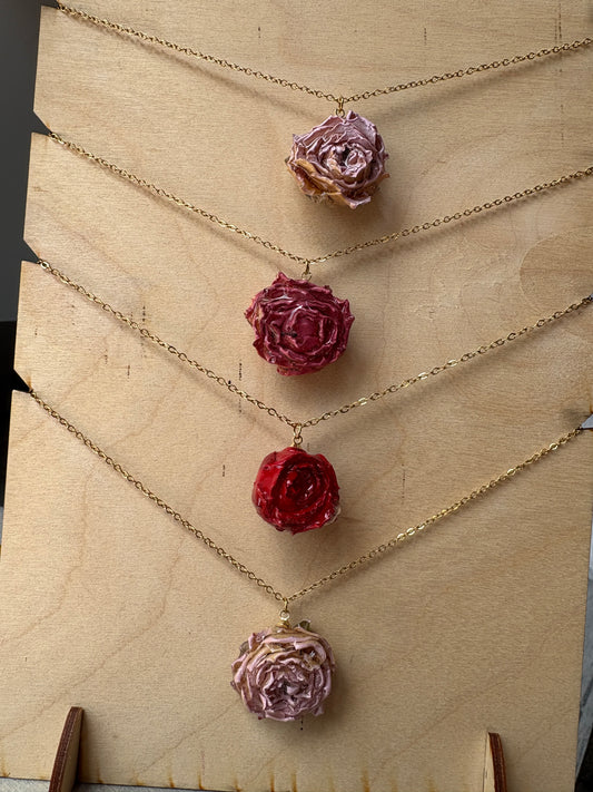 Collana "Rosa Eterna" – Bocciolo di Vera Rosa in Resina e Acciaio Inossidabile Aperta