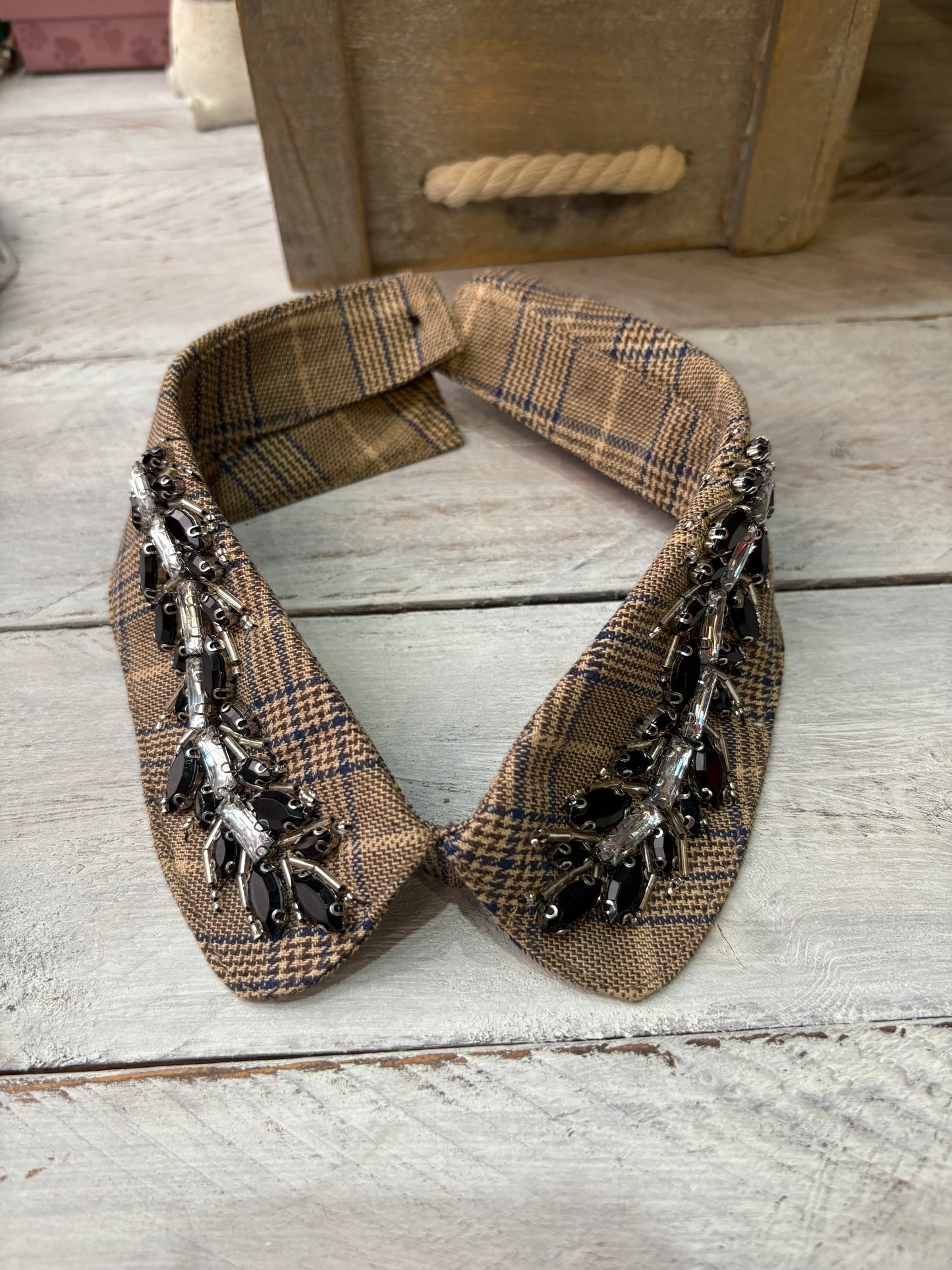 Colletto Gioiello Oxford - Trama tartan marrone con cristalli neri