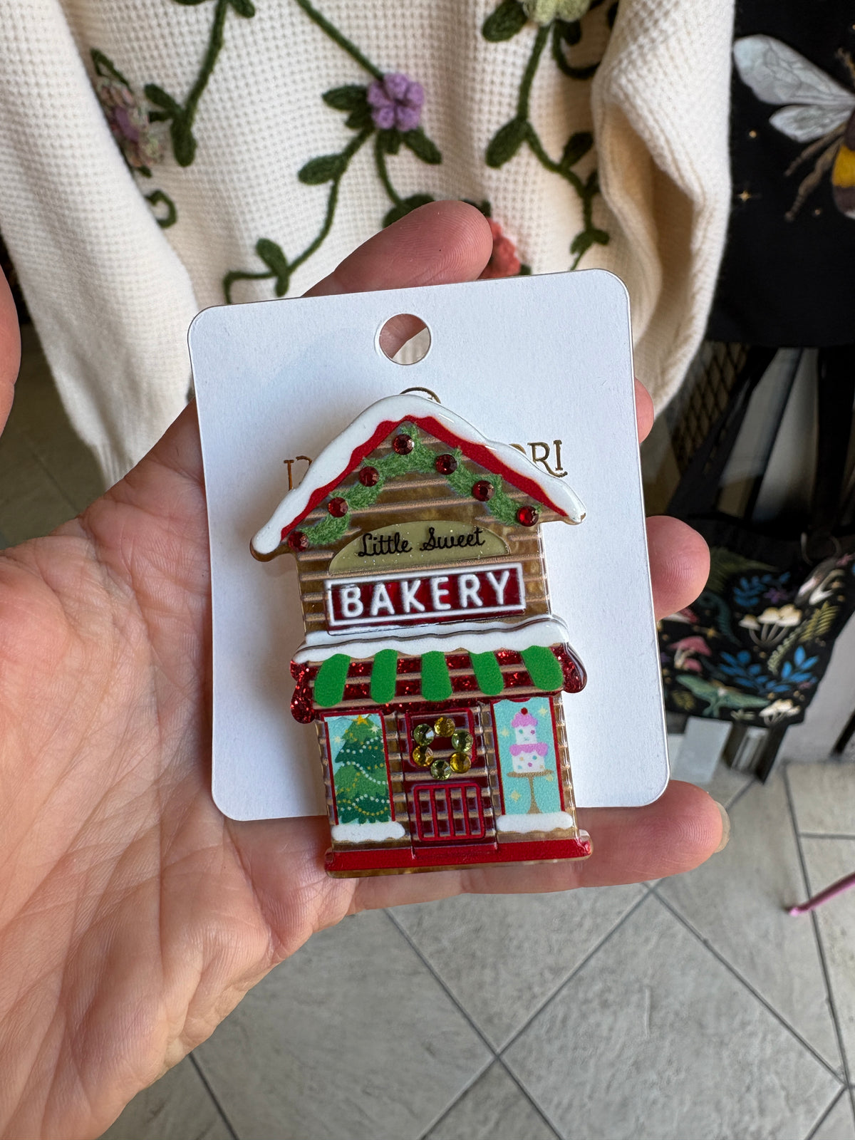 Spilla natalizia Little Sweet Bakery in resina con strass e glitter