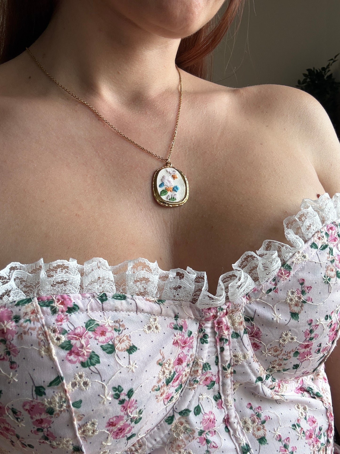 Collezione Embroidery: Collane CottageCore in Acciaio Inossidabile con Ciondoli Ricamati