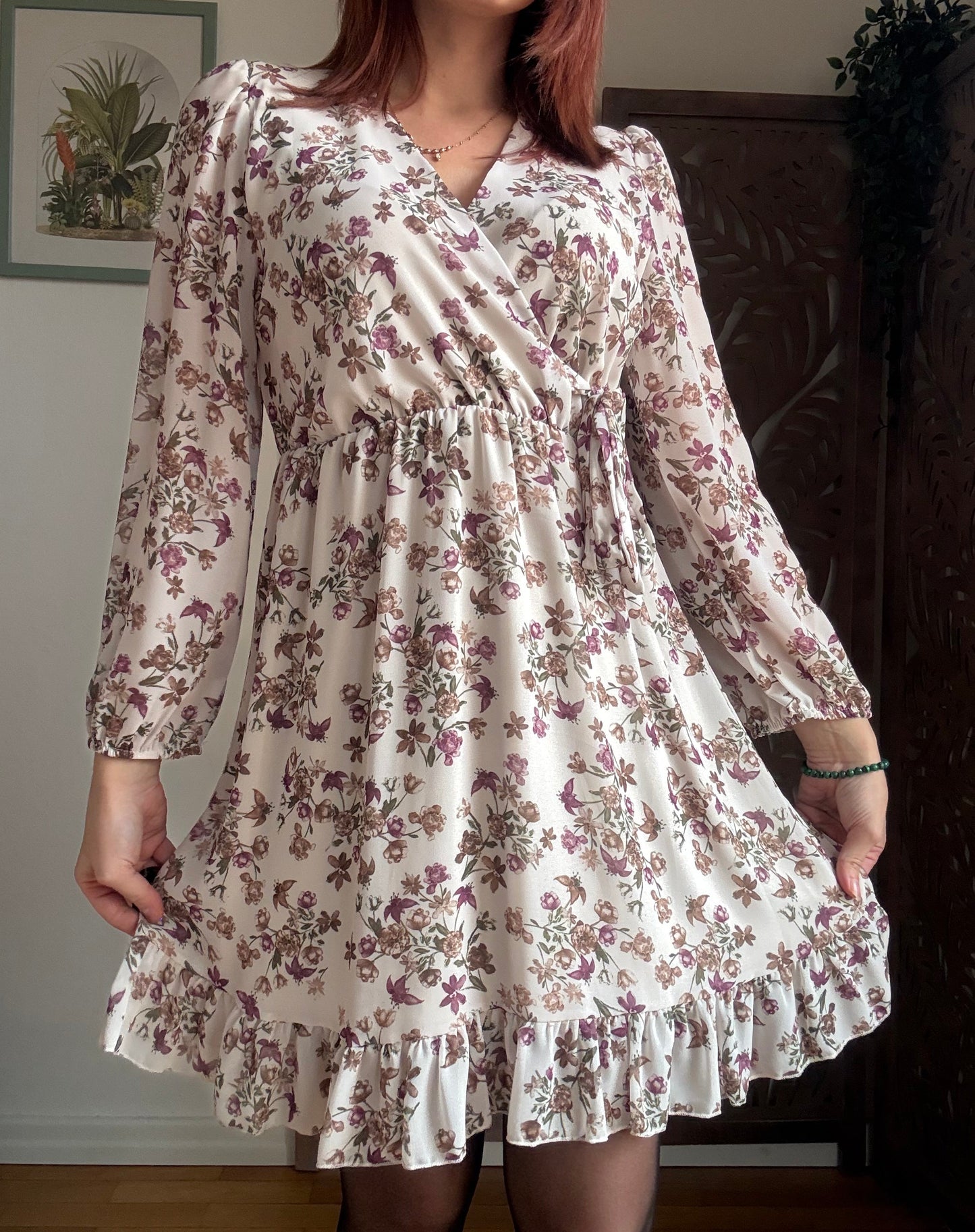 Abito floreale boho chic bianco con volant