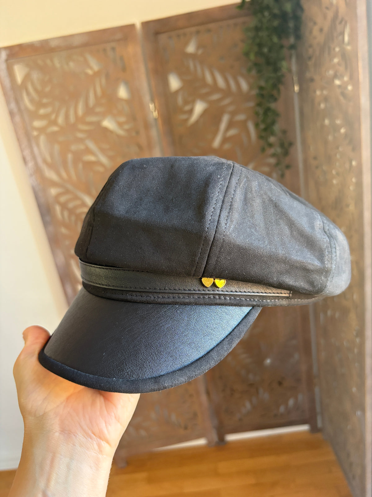 Cappello Baker Boy effetto scamosciato con cuori dorati - In 3 colori