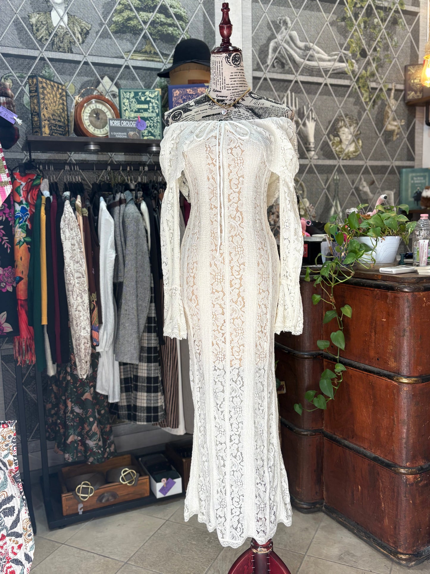 Abito lungo retrò romantico in pizzo color crema