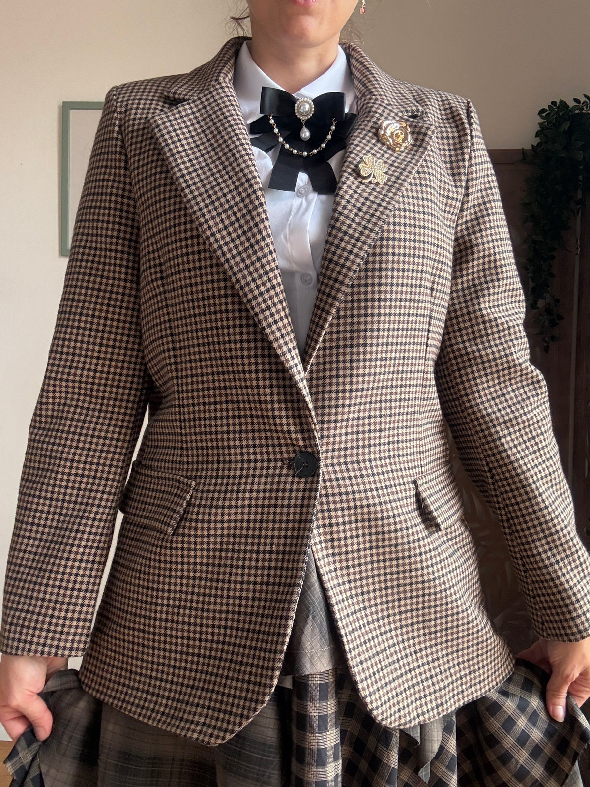 Blazer Old English pied-de-poule con spille gioiello