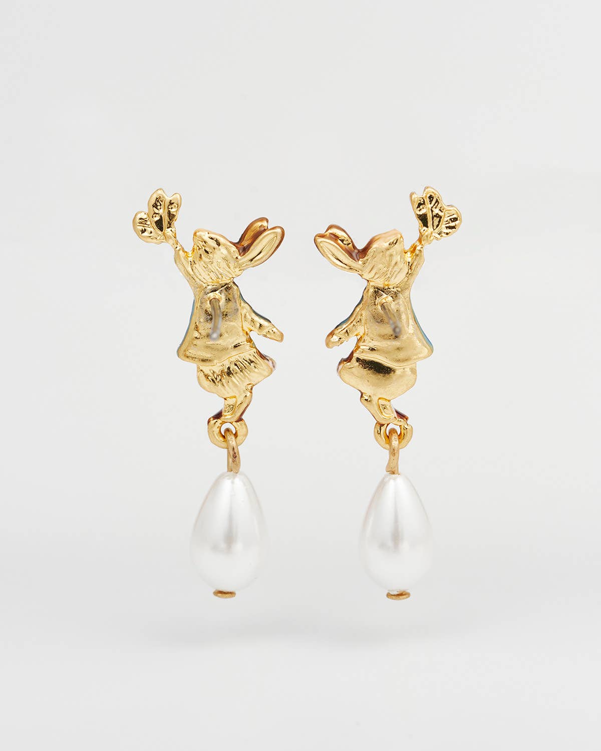 Orecchini pendenti con perla Peter Rabbit e farfalla di Fable England