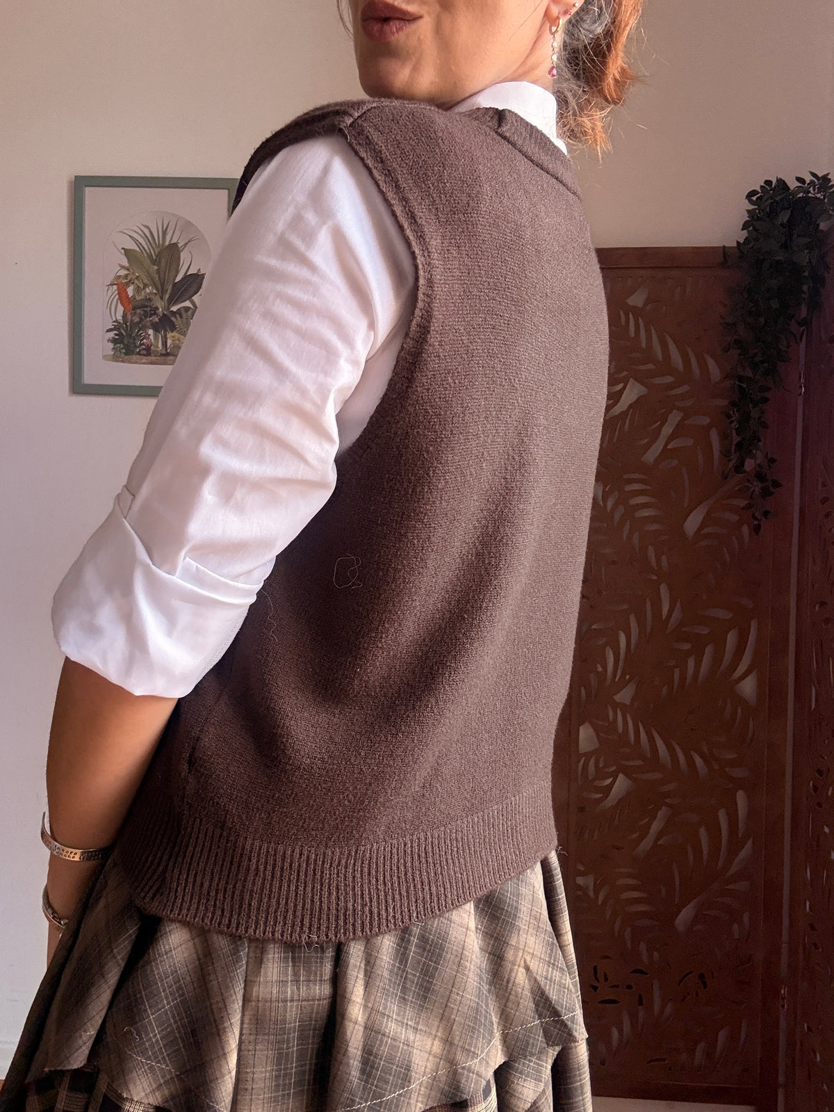 Gilet in maglia marrone cioccolato con bottoni e scollo a V