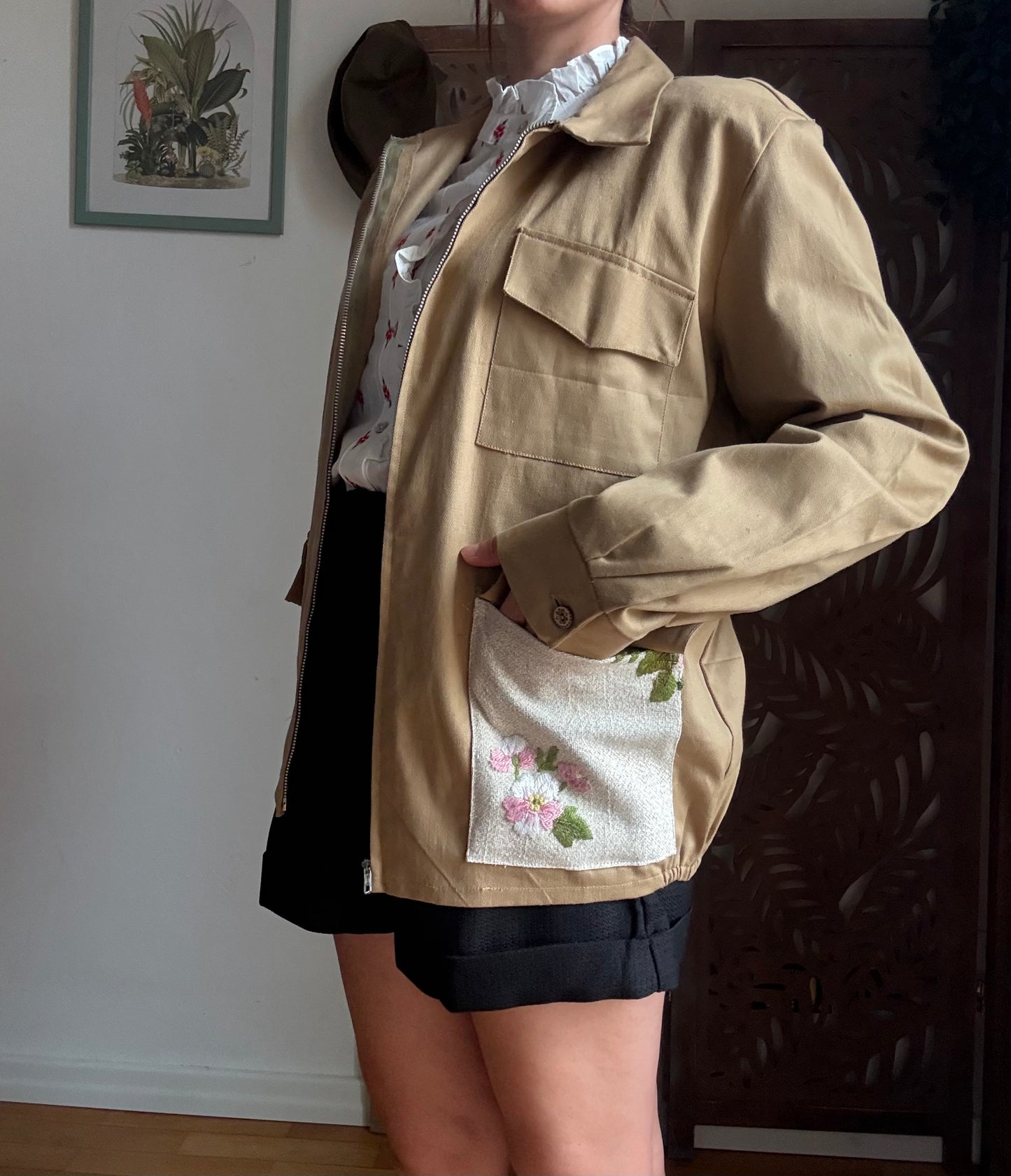 Giacca in cotone Re-Made beige con tasche ricamate unisex