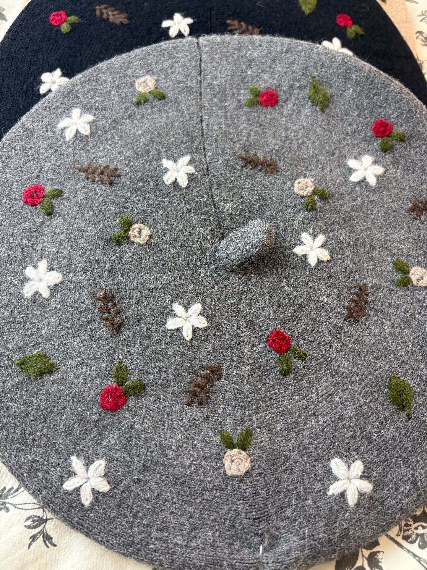 Basco ricamato Woodland in 4 colori