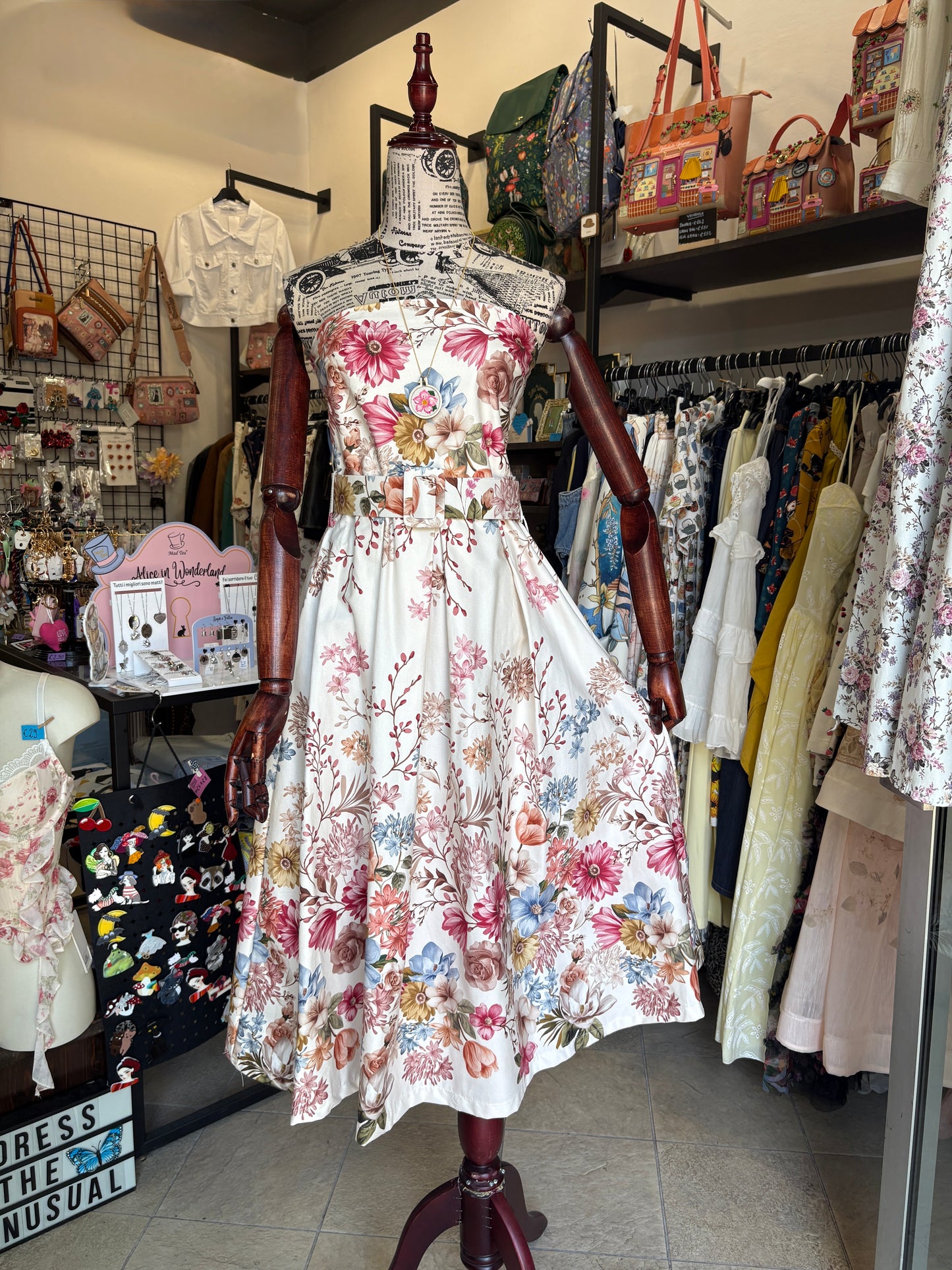 Vestito Midi Floreale in Cotone Bianco – Eleganza Rétro e Fascino Romantico