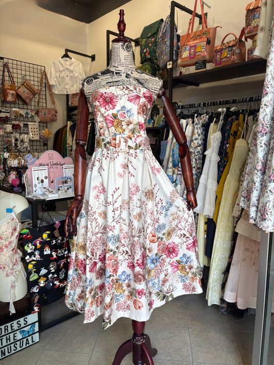 Vestito Midi Floreale in Cotone Bianco – Eleganza Rétro e Fascino Romantico