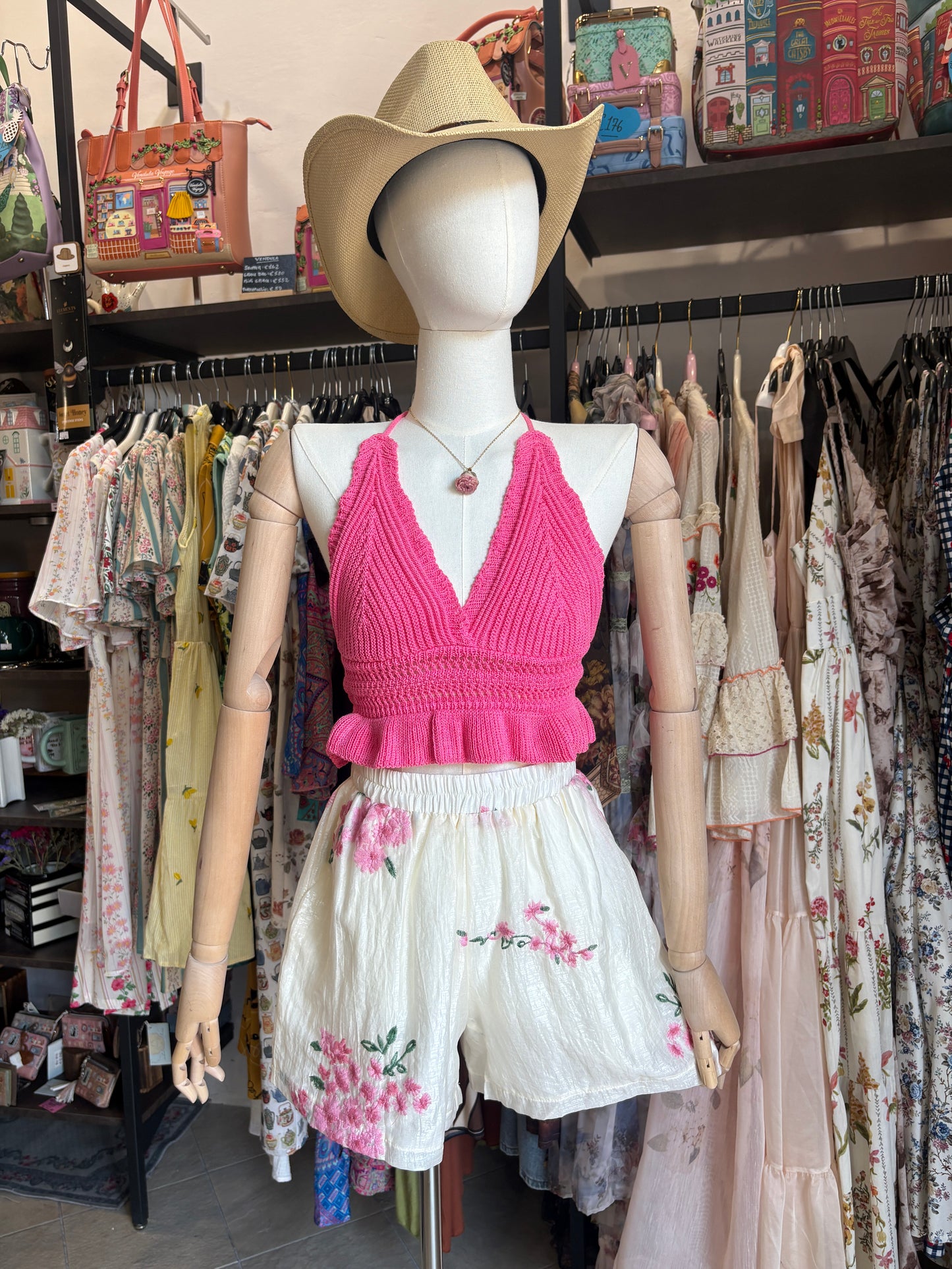 Top Cropped in Crochet Rosa Peonia con Allacciatura Halter e Volant