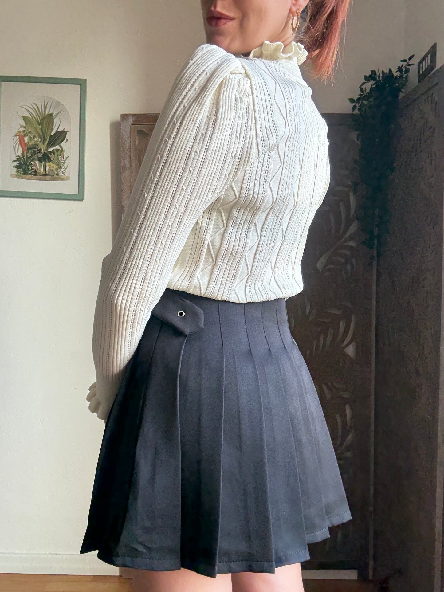 Minigonna skort nera a pieghe con fibbia e pantaloncino