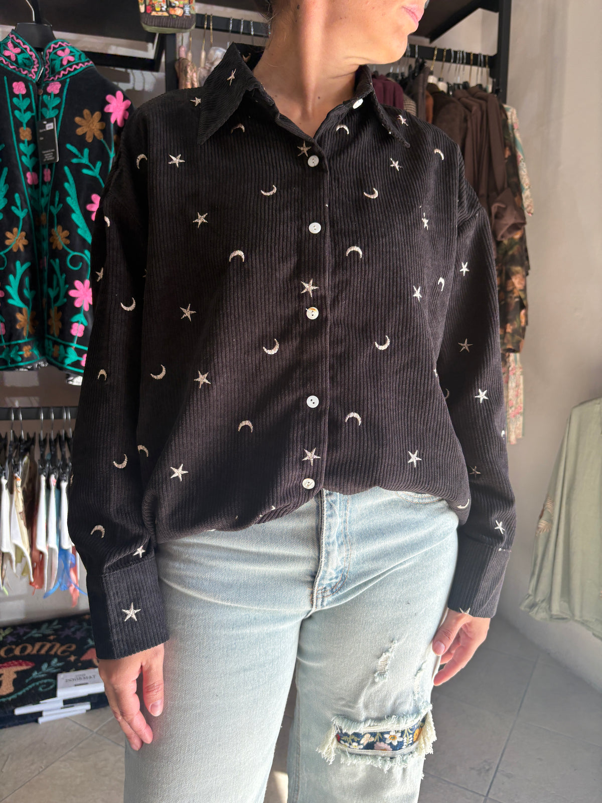 Camicia Midnight Sky in velluto a coste nero con stelle e lune