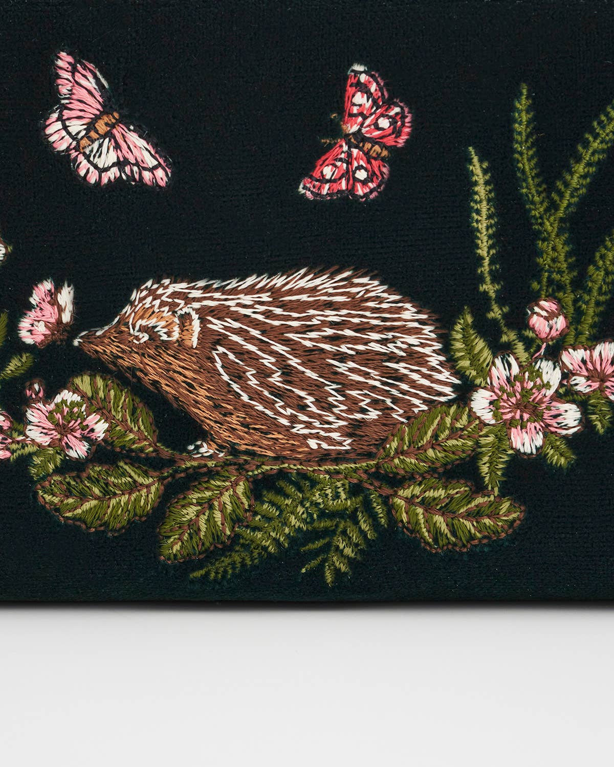 Portamonete Hedgehog ricamato in velluto verde foresta - Fable England