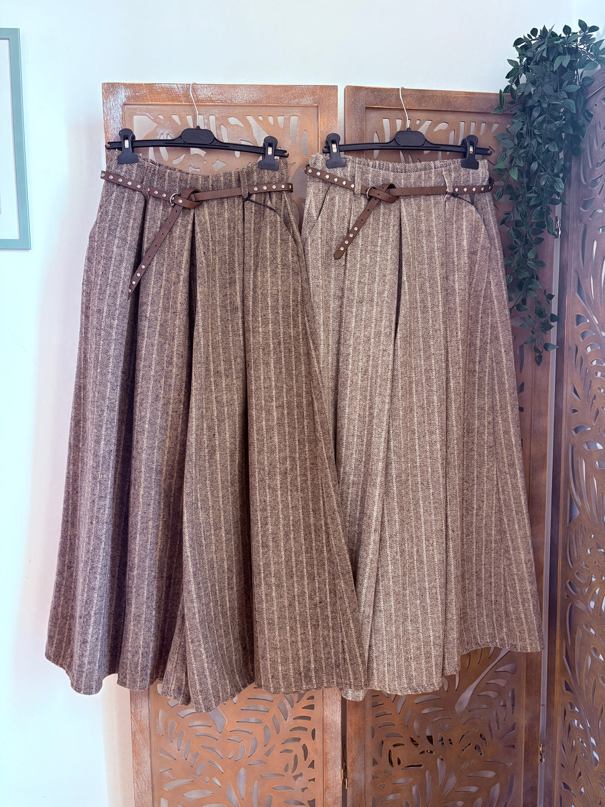 Pantaloni palazzo gessati extra ampi con cintura borchiata - In 2 Colori