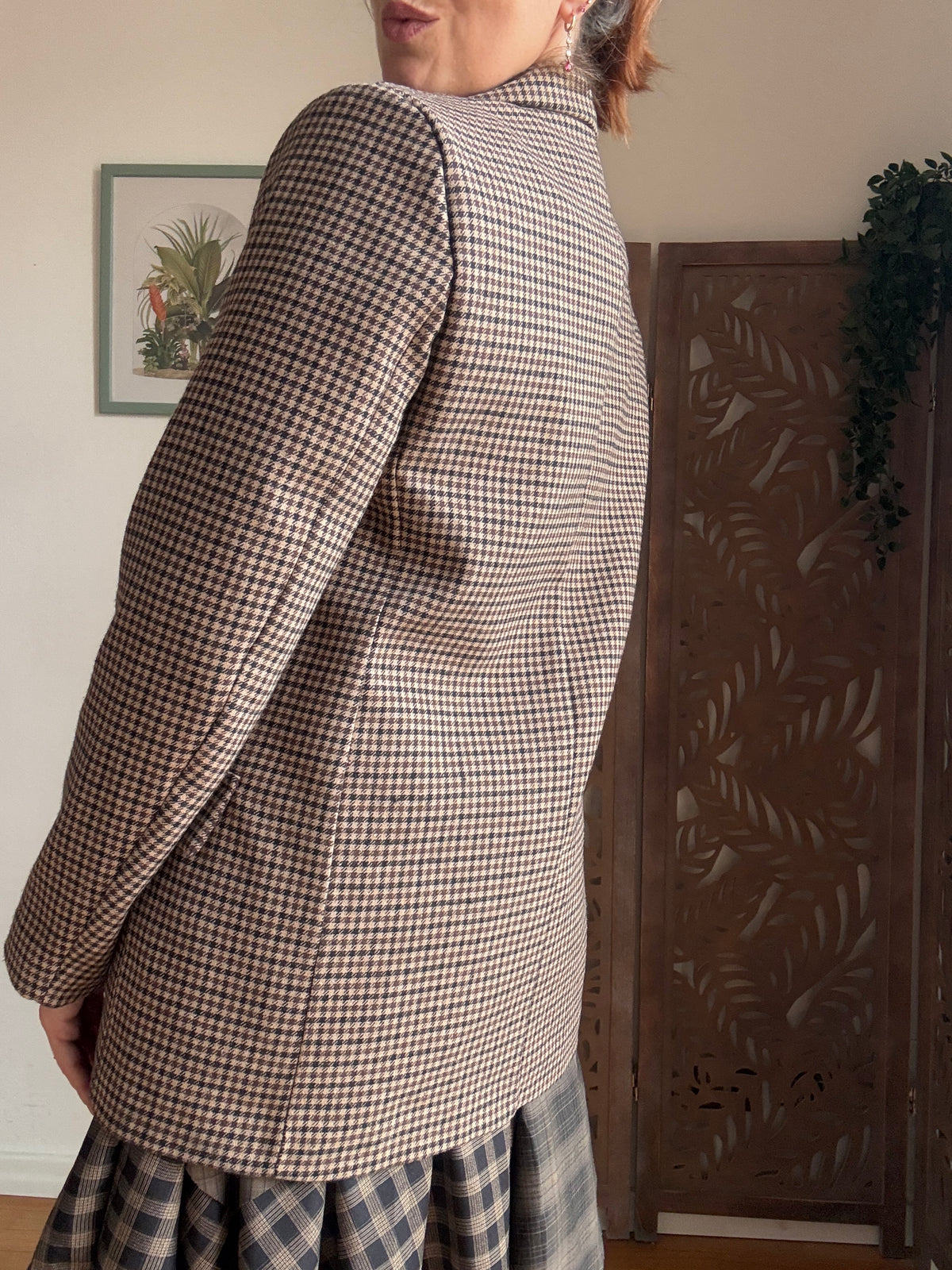 Blazer Old English pied-de-poule con spille gioiello