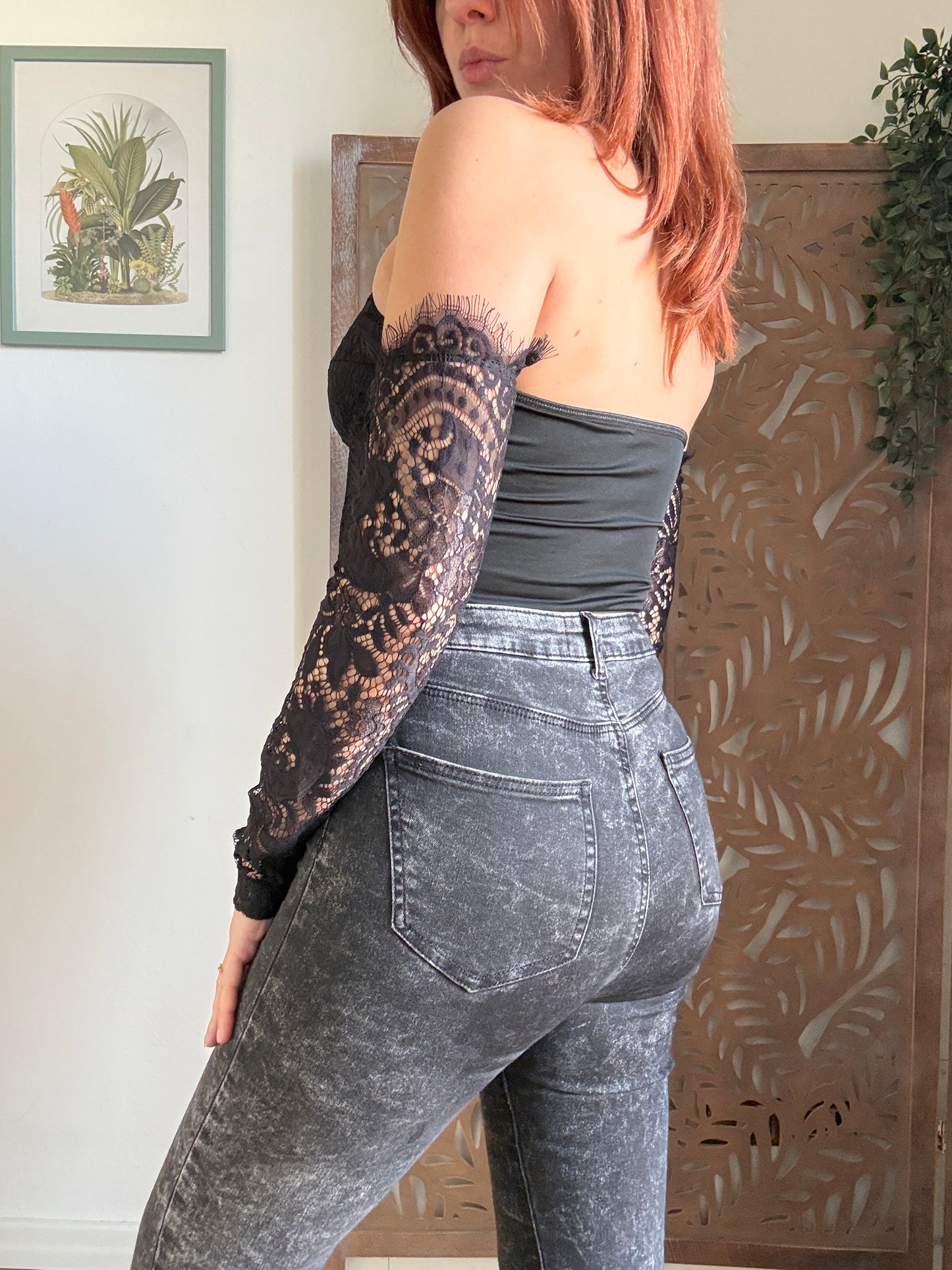 Top bustino gothic in pizzo con spalle scoperte