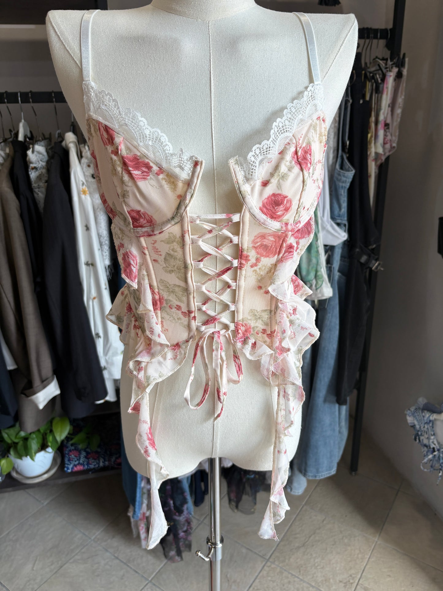 Bustino Red Roses – Stampa Floreale e Dettagli Lace-up