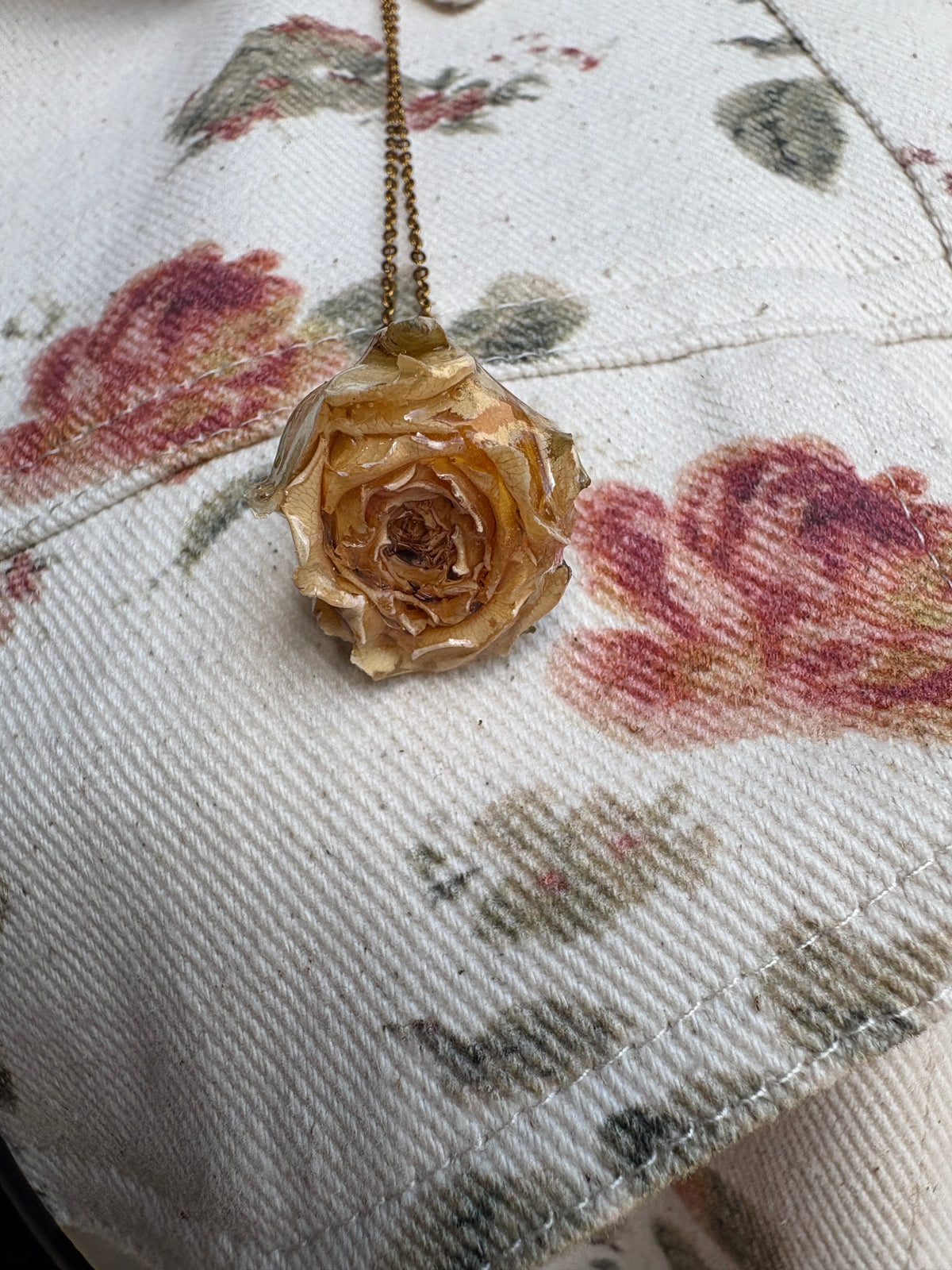 Collana "Rosa Eterna" – Bocciolo di Vera Rosa in Resina e Acciaio Inossidabile
