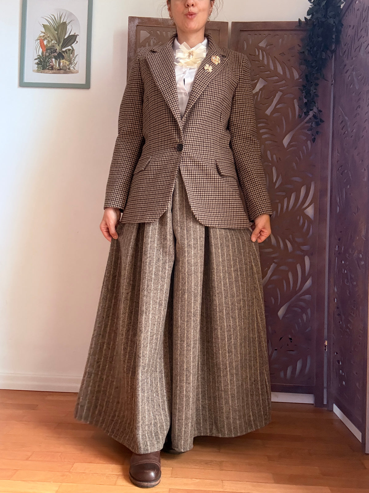 Blazer Old English pied-de-poule con spille gioiello