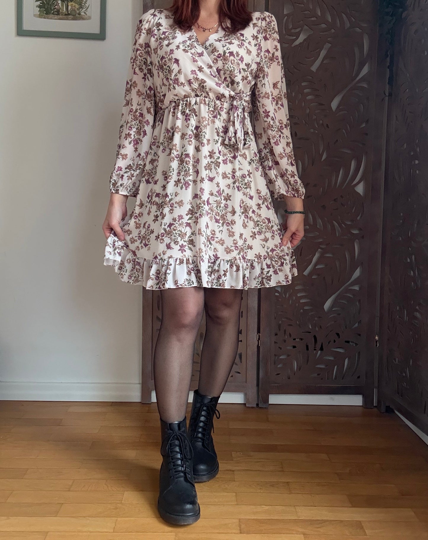 Abito floreale boho chic bianco con volant