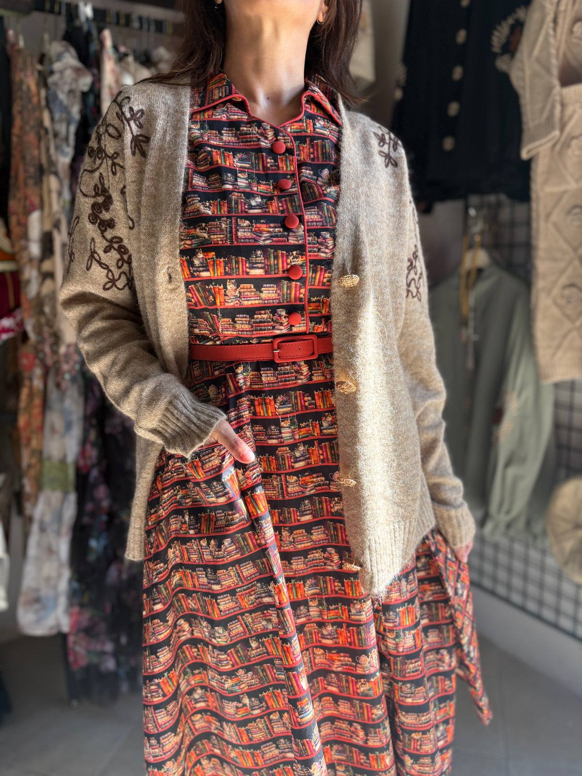 Cardigan donna Evelin con ricamo floreale e bottoni vintage