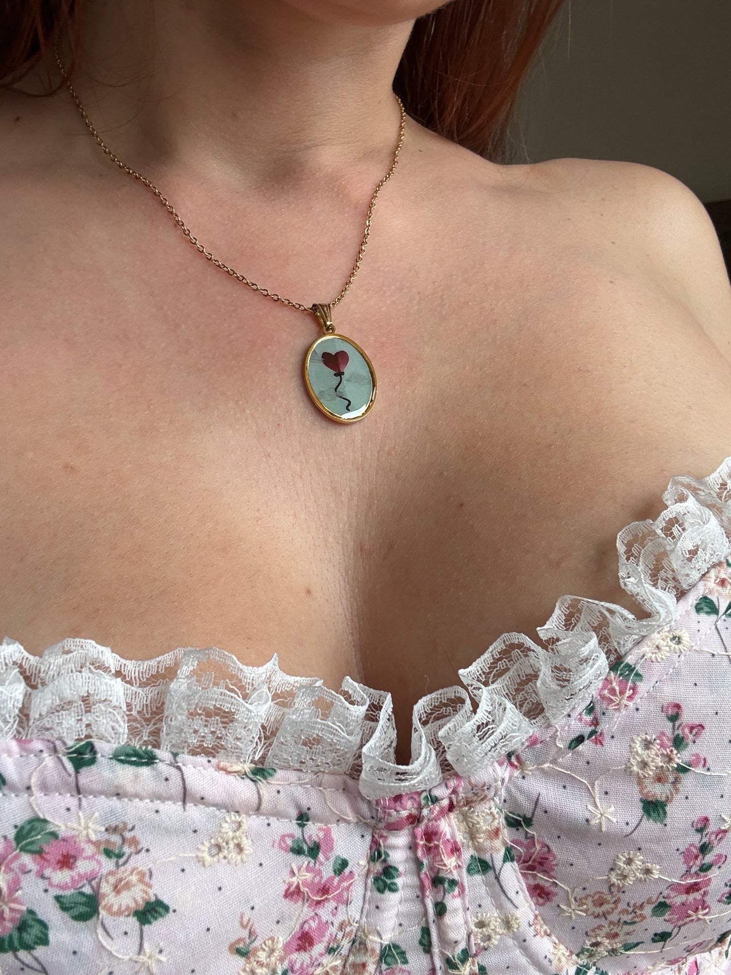 Collezione Miniature Romantiche: Collane in Acciaio Gold con Pendenti Illustrati